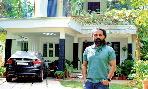 വീടുയർത്തുന്ന അവധൂതന് വീടുയർത്തുന്ന അവധൂതന്