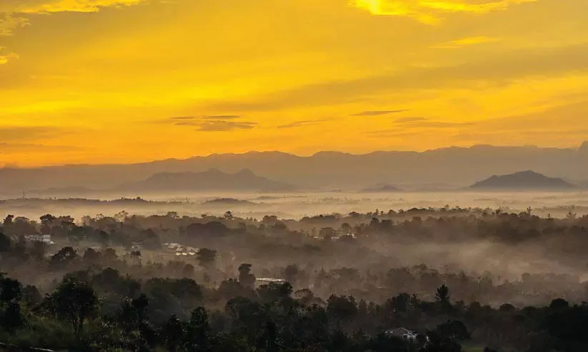 മഞ്ഞിൽ കുളിച്ച് ചീങ്ങേരിമല വിളിക്കുന്നു മഞ്ഞിൽ കുളിച്ച് ചീങ്ങേരിമല വിളിക്കുന്നു