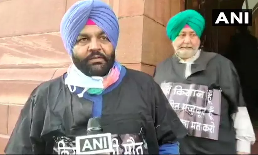 കർഷക സമരം: ബജറ്റ് അവതരണത്തിനിടെ പഞ്ചാബ് എം.പിമാരുടെ പ്രതിഷേധം കർഷക സമരം: ബജറ്റ് അവതരണത്തിനിടെ പഞ്ചാബ് എം.പിമാരുടെ പ്രതിഷേധം