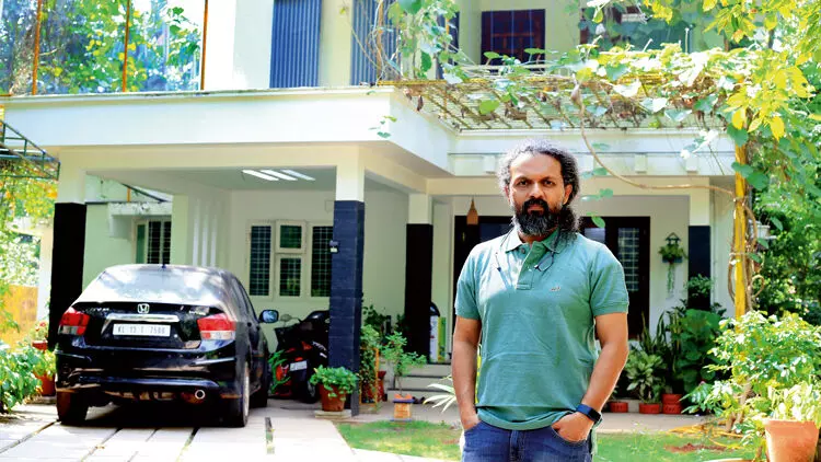 വീടുയർത്തുന്ന അവധൂതന് വീടുയർത്തുന്ന അവധൂതന്