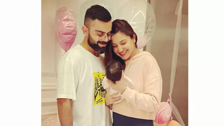 മകൾക്ക് പേരിട്ടു; കോഹ്ലിയോടൊപ്പമുള്ള ചിത്രം പങ്കുവെച്ച് അനുഷ്ക മകൾക്ക് പേരിട്ടു; കോഹ്ലിയോടൊപ്പമുള്ള ചിത്രം പങ്കുവെച്ച് അനുഷ്ക