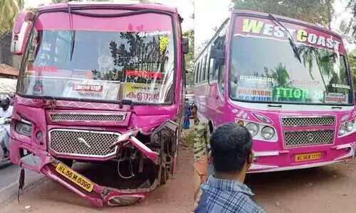 കോഴി​ക്കോട്​ -കണ്ണൂർ റൂട്ടിൽ ബസുകളുടെ ചേസിങ് വീണ്ടും​ തുടങ്ങി; കൂട്ടിയിടിച്ചു, വൻദുരന്തം ഒഴിവായത്​ തലനാരിഴക്ക്​
