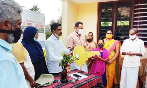 പീ​പ്പി​ൾ​സ് ഫൗ​ണ്ടേ​ഷ​ൻ പീ​പ്പി​ൾസ്​ ഹോം ​താ​ക്കോ​ൽ ദാ​നം