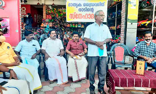 ന​ടുറോഡിൽ രണ്ടരവയസ്സുള്ള കു​ഞ്ഞ്; സഡൻ ബ്രേക്കിട്ട​ കെ.എസ്​.ആർ.ടി.സി ഡ്രൈവർക്ക്​ നാ​ടി​െൻറ സ്നേ​ഹാ​ദ​രം