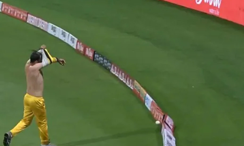 ജഴ്​സി മാറ്റുന്നതിനിടെ പന്തുവന്നാൽ എന്തുചെയ്യാനാണ്​?; വൈറലായി വിഡിയോ VIDEO