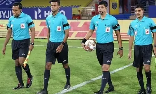 ഈ റഫറിമാരെ ഒന്നുമാറ്റിത്തരുമോ?; പരാതിയുമായി ബ്ലാസ്​റ്റേഴ്​സും ആരാധകരും