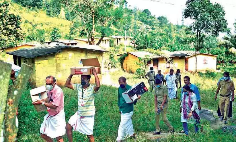 ആദിവാസി ഊരുകളിൽ ഭക്ഷണവും വസ്ത്രവും മരുന്നുകളുമെത്തിച്ചു ആദിവാസി ഊരുകളിൽ ഭക്ഷണവും വസ്ത്രവും മരുന്നുകളുമെത്തിച്ചു