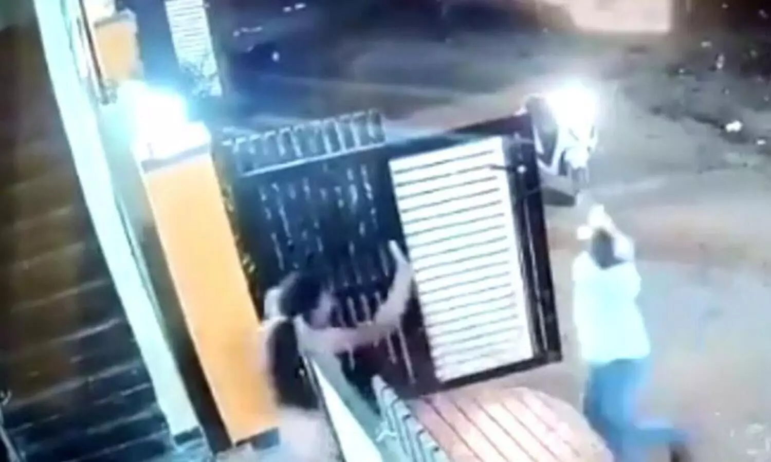 കുഞ്ഞുമായി നിൽക്കുന്ന യുവതിയെ ഓടിച്ചിട്ട്​ കോടാലി കൊണ്ട് വെട്ടി യുവാവ്- സിസിടിവി ദൃശ്യം പുറത്ത്​