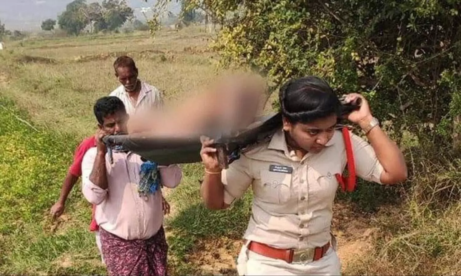 സല്യൂട്ട്​ സിരിഷ- യാചകന്‍റെ മൃതദേഹം ആരും തിരിഞ്ഞുനോക്കിയില്ല; രണ്ട്​ കിലോമീറ്റർ ചുമന്ന്​ നടന്ന്​ പൊലീസ്​ ഉദ്യോഗസ്​ഥ