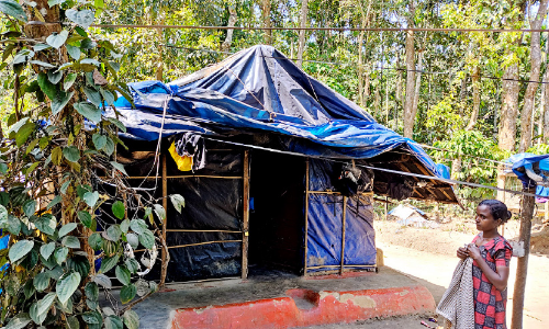 ഈ ഒറ്റമുറി കൂരയിൽ ശ്വാസമടക്കി ​നാലു ജീവനുകൾ