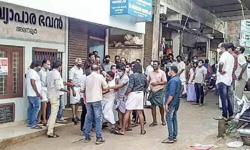 Conflict between traders in Alanur; Police lathicharge