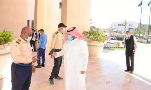 ക​ട​ക​ളി​ൽ പ്ര​വേ​ശി​ക്കാ​ൻ ത​വ​ക്ക​ൽ​നാ ആ​പ്​; നി​യ​മം പ്രാ​ബ​ല്യ​ത്തി​ൽ