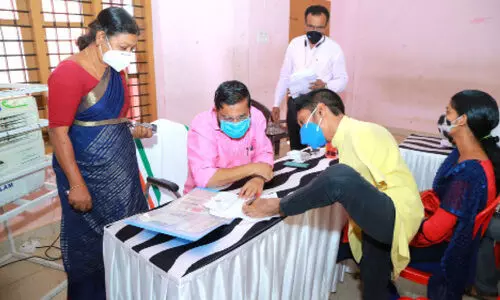 കാ​ലു​ക​ൾ​കൊ​ണ്ട് അ​പേ​ക്ഷി​ച്ച് സ​ജ​യ​കു​മാ​ർ; ശി​പാ​ർ​ശ ഉ​റ​പ്പു​ന​ൽ​കി മ​ന്ത്രി