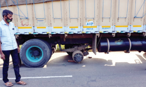 ബൈ​പാ​സി​ൽ പാ​ർ​ക്ക് ചെ​യ്ത ലോ​റി​യു​ടെ ട​യ​റു​ക​ൾ മോ​ഷ്​​ടി​ച്ചു