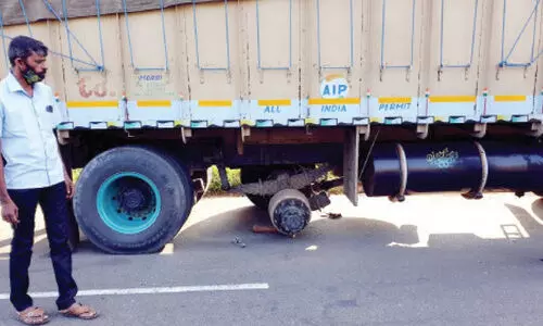 ബൈ​പാ​സി​ൽ പാ​ർ​ക്ക് ചെ​യ്ത ലോ​റി​യു​ടെ ട​യ​റു​ക​ൾ മോ​ഷ്​​ടി​ച്ചു