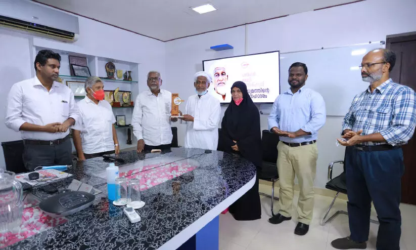 അലി മണിക്​ഫാന്​ മാധ്യമത്തി​െൻറ സ്​നേഹാദരം; പ​ത്മ​ശ്രീ അ​നു​മോ​ദ​ന​മാ​യി അ​ക്ഷ​ര​വീ​ട്​ സ​മ്മാ​നി​ക്കും