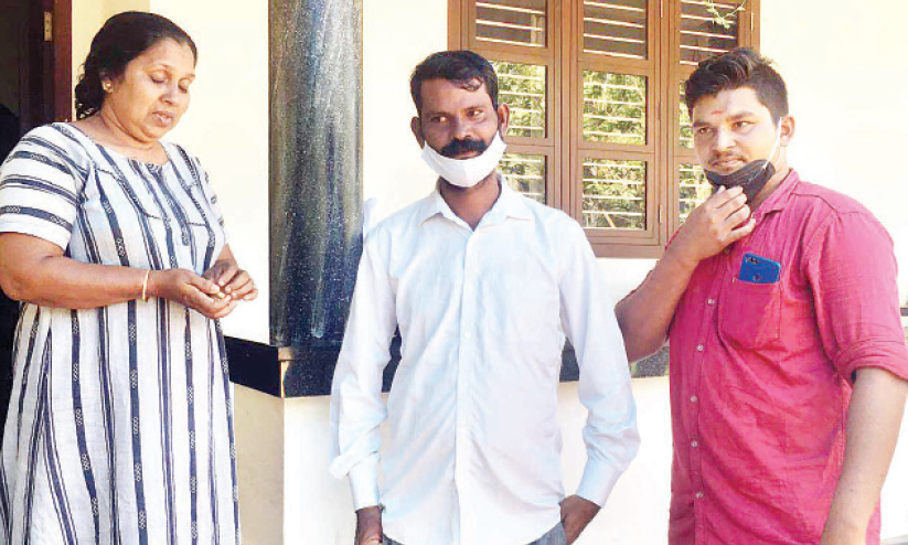 പഴയ വസ്ത്രങ്ങൾക്കൊപ്പം അബദ്ധത്തിൽ ലഭിച്ച സ്വർണം തിരിച്ചേൽപ്പിച്ച് മൈസൂർ സ്വദേശികൾ പഴയ വസ്ത്രങ്ങൾക്കൊപ്പം അബദ്ധത്തിൽ ലഭിച്ച സ്വർണം തിരിച്ചേൽപ്പിച്ച് മൈസൂർ സ്വദേശികൾ