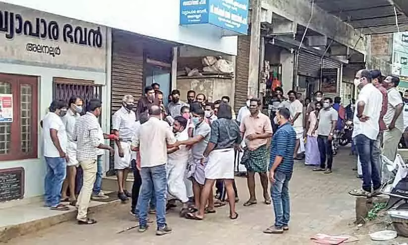 Conflict between traders in Alanur; Police lathicharge