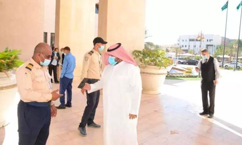 ക​ട​ക​ളി​ൽ പ്ര​വേ​ശി​ക്കാ​ൻ ത​വ​ക്ക​ൽ​നാ ആ​പ്​; നി​യ​മം പ്രാ​ബ​ല്യ​ത്തി​ൽ