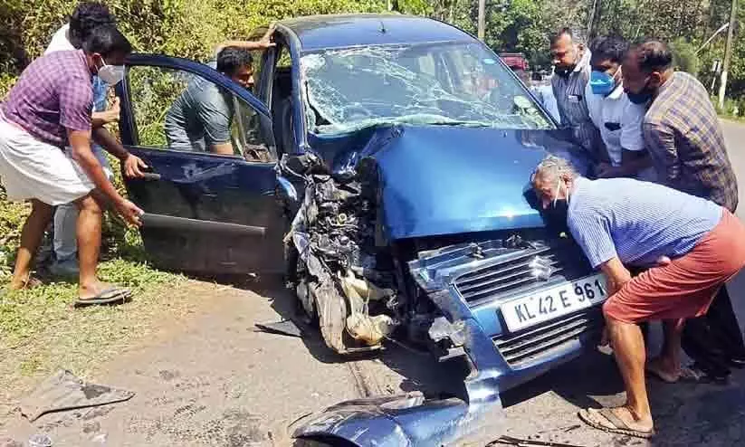 Three injured in a collision between a tipper and a car