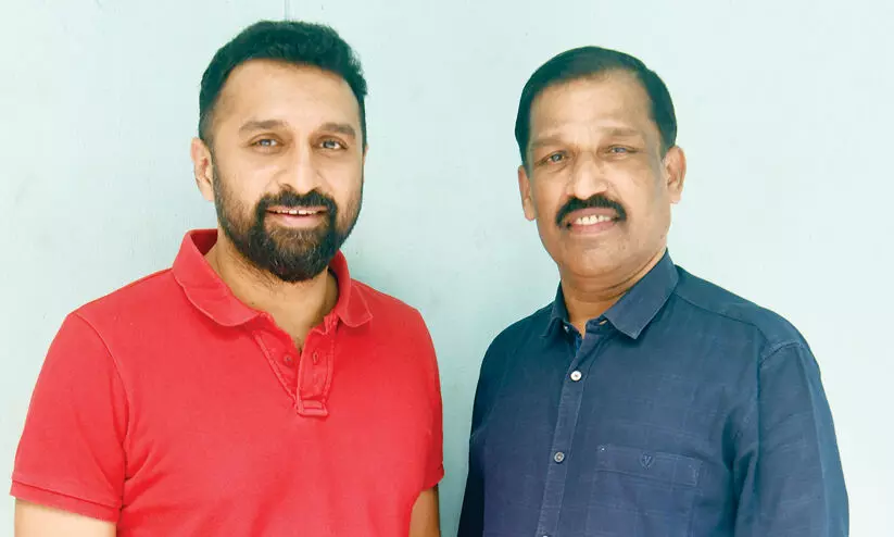 അരുൺ വിശാഖ് നായരും, ഹരീന്ദ്രൻ നായരും