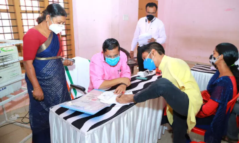 കാലുകൾകൊണ്ട് അപേക്ഷിച്ച് സജയകുമാർ; ശിപാർശ ഉറപ്പുനൽകി മന്ത്രി കാലുകൾകൊണ്ട് അപേക്ഷിച്ച് സജയകുമാർ; ശിപാർശ ഉറപ്പുനൽകി മന്ത്രി