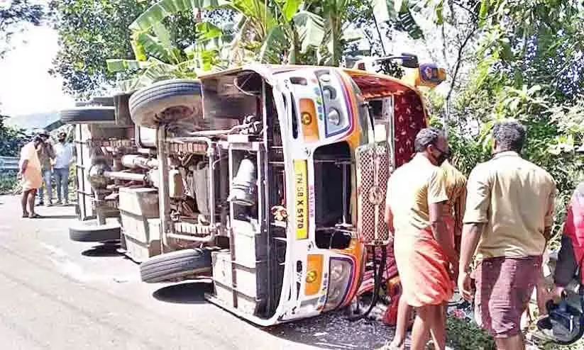 tourist bus overturned in Thekkin kanam, Six people injured