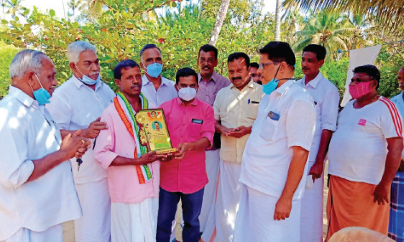 കടലിൽ വീണ യുവതിയെ രക്ഷിച്ച അജയന്റെ കടം എഴുതിത്തള്ളും കടലിൽ വീണ യുവതിയെ രക്ഷിച്ച അജയന്റെ കടം എഴുതിത്തള്ളും