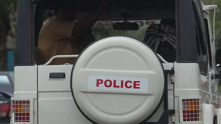 പൊലീസ് വാഹനം കേടുവരുത്തിയെന്ന്; ആദിവാസി യുവാക്കൾക്കെതിരെ കേസ് പൊലീസ് വാഹനം കേടുവരുത്തിയെന്ന്; ആദിവാസി യുവാക്കൾക്കെതിരെ കേസ്