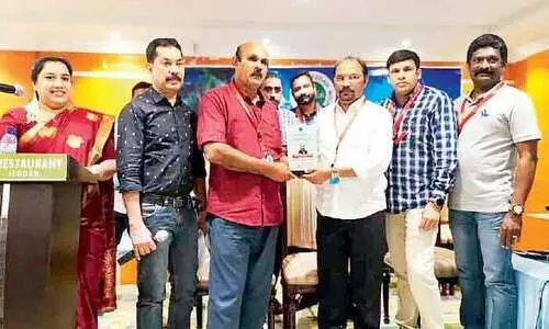 യാ​ത്ര​യ​യ​പ്പ് ന​ൽ​കി