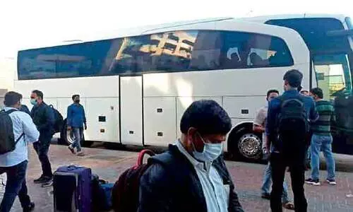 അവസാന നിമിഷത്തിലും തിരക്കിട്ട്​ മലയാളികൾ...