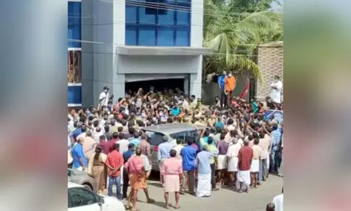 ആസൂത്രണ സമിതിയിൽ പുറത്തുനിന്നുള്ളവരും; മഴുവന്നൂരിൽ സംഘർഷം, ലാത്തിച്ചാർജ് ആസൂത്രണ സമിതിയിൽ പുറത്തുനിന്നുള്ളവരും; മഴുവന്നൂരിൽ സംഘർഷം, ലാത്തിച്ചാർജ്