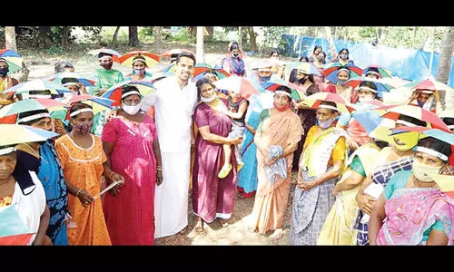 വൈ​ശാ​ഖിൻെറ ആ​ദ്യ ഒാ​ണ​റേ​റി​യം തൊ​ഴി​ലു​റ​പ്പു​കാ​ർ​ക്ക്​ ത​ണ​ലേ​കാ​ൻ​