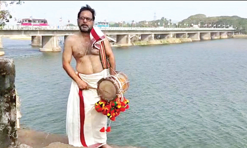 55ാം വയസ്സിൽ ഇടക്കയിൽ അരങ്ങേറ്റം കുറിച്ച്​ ഉമേഷ്​ നമ്പൂതിരി