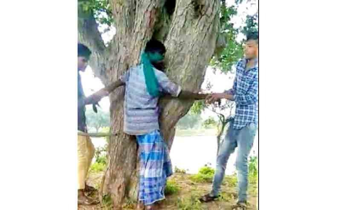 മോ​ഷ​ണ​ക്കു​റ്റ​മാ​രോ​പി​ച്ച്​ ദ​ലി​ത്​ യു​വാ​വി​നെ ക​ണ്ണ്​ മൂ​ടി​ക്കെ​ട്ടി മ​ർ​ദി​ച്ചു