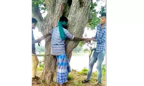 മോ​ഷ​ണ​ക്കു​റ്റ​മാ​രോ​പി​ച്ച്​ ദ​ലി​ത്​ യു​വാ​വി​നെ ക​ണ്ണ്​ മൂ​ടി​ക്കെ​ട്ടി മ​ർ​ദി​ച്ചു