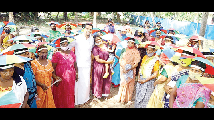 വൈശാഖിൻെറ ആദ്യ ഒാണറേറിയം തൊഴിലുറപ്പുകാർക്ക് തണലേകാൻ വൈശാഖിൻെറ ആദ്യ ഒാണറേറിയം തൊഴിലുറപ്പുകാർക്ക് തണലേകാൻ