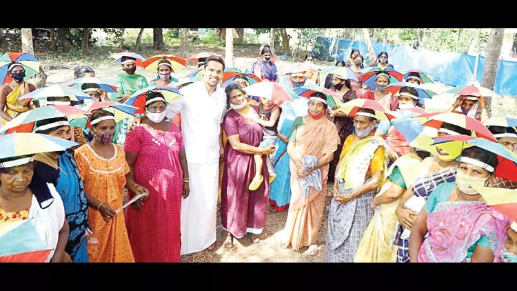 വൈശാഖിൻെറ ആദ്യ ഒാണറേറിയം തൊഴിലുറപ്പുകാർക്ക് തണലേകാൻ വൈശാഖിൻെറ ആദ്യ ഒാണറേറിയം തൊഴിലുറപ്പുകാർക്ക് തണലേകാൻ