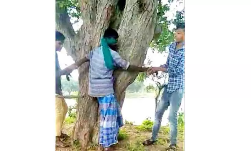 മോഷണക്കുറ്റമാരോപിച്ച് ദലിത് യുവാവിനെ കണ്ണ് മൂടിക്കെട്ടി മർദിച്ചു മോഷണക്കുറ്റമാരോപിച്ച് ദലിത് യുവാവിനെ കണ്ണ് മൂടിക്കെട്ടി മർദിച്ചു