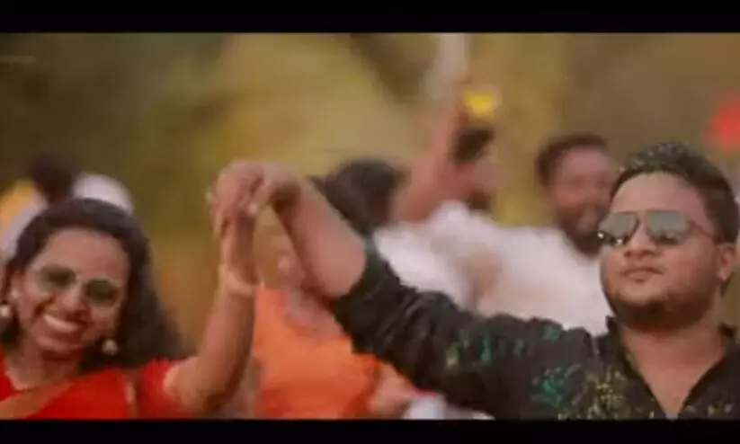 നിങ്ങൾക്കിത് കാണാം; മണവാളന്റെയും മണവാട്ടിയുടെയും വടംവലി, ഷൈജു ദാമോദരന്റെ കമന്ററിയും -വൈറലായി സേവ് ദ ഡേറ്റ് വിഡിയോ നിങ്ങൾക്കിത് കാണാം; മണവാളന്റെയും മണവാട്ടിയുടെയും വടംവലി, ഷൈജു ദാമോദരന്റെ കമന്ററിയും -വൈറലായി സേവ് ദ ഡേറ്റ് വിഡിയോ