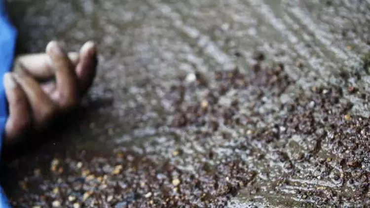 ഭാര്യയുടെ കൈഞരമ്പ് മുറിക്കാൻ ശ്രമിച്ചശേഷം തൂങ്ങിമരിച്ചു ഭാര്യയുടെ കൈഞരമ്പ് മുറിക്കാൻ ശ്രമിച്ചശേഷം തൂങ്ങിമരിച്ചു