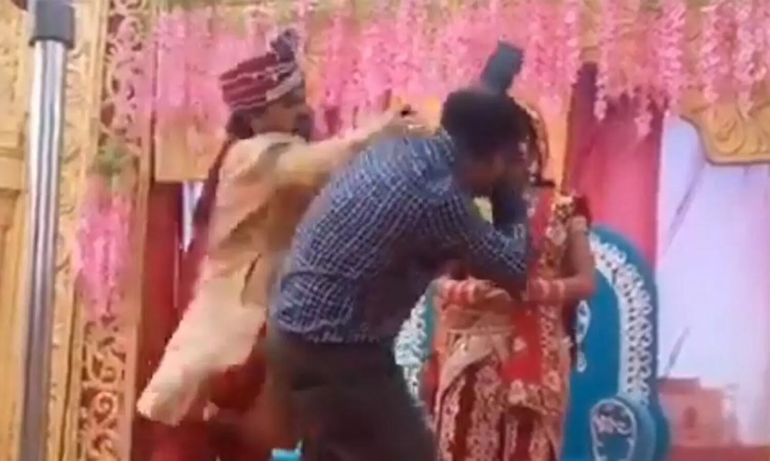 വധുവിനെ തൊട്ട ഫോ​ട്ടോഗ്രാഫറിന്‍റെ കരണത്തടിച്ച്​ വരൻ- വിഡിയോക്ക്​ പിന്നിലെ സത്യമിതാണ്​