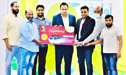 ഒ​ലി​വ്​ റീ​െ​ട്ട​യി​ൽ ഗ്രൂ​പ്​ ന​റു​ക്കെ​ടു​പ്പ്​ വി​ജ​യി​ക​ൾ​ക്ക്​ സ​മ്മാ​നം ന​ൽ​കി