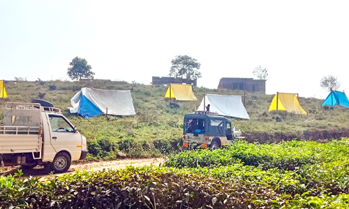 പു​ന​ര​ധി​വാ​സ പ​ട്ടി​ക​യി​ലി​ല്ല; പൂ​ത്ത​കൊ​ല്ലി​യി​ൽ കു​ടും​ബ​ങ്ങ​ളു​ടെ കു​ടി​ൽ​കെ​ട്ടി സ​മ​രം
