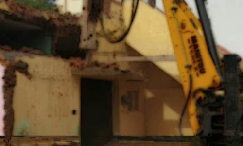 ആദിവാസിയുടെ വീട് പൊളിച്ചുനീക്കിയ സംഭവം വിവാദമാകുന്നു