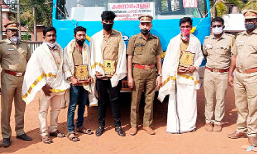 അപകടത്തിൽപെട്ട യുവാവിനെ രക്ഷിച്ച ബസ് ജീവനക്കാർക്ക് അനുമോദനം