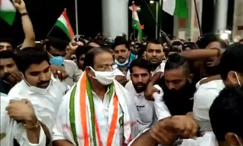 കണ്ണൂർ വിമാനത്താവളത്തിൽ കെ. സുധാകരന് വൻ സ്വീകരണം കണ്ണൂർ വിമാനത്താവളത്തിൽ കെ. സുധാകരന് വൻ സ്വീകരണം