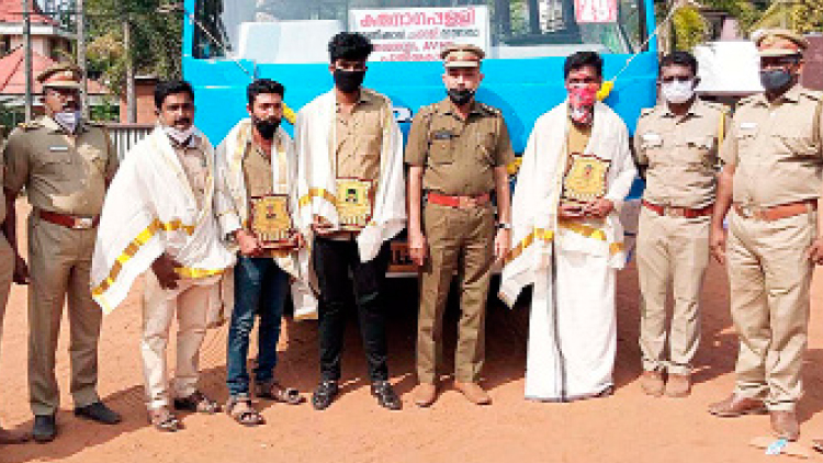 അപകടത്തിൽപെട്ട യുവാവിനെ രക്ഷിച്ച ബസ് ജീവനക്കാർക്ക് അനുമോദനം അപകടത്തിൽപെട്ട യുവാവിനെ രക്ഷിച്ച ബസ് ജീവനക്കാർക്ക് അനുമോദനം