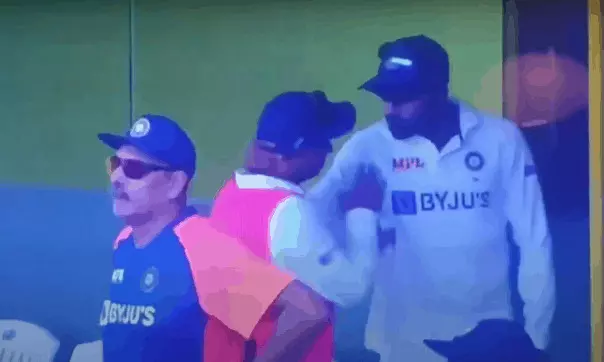 ഡ്രസ്സിങ് റൂമിനു പുറത്ത് സിറാജ് എന്തിനാകും കുൽദീപിെൻറ കഴുത്തിന് പിടിച്ചത്? VIDEO ഡ്രസ്സിങ് റൂമിനു പുറത്ത് സിറാജ് എന്തിനാകും കുൽദീപിെൻറ കഴുത്തിന് പിടിച്ചത്? VIDEO