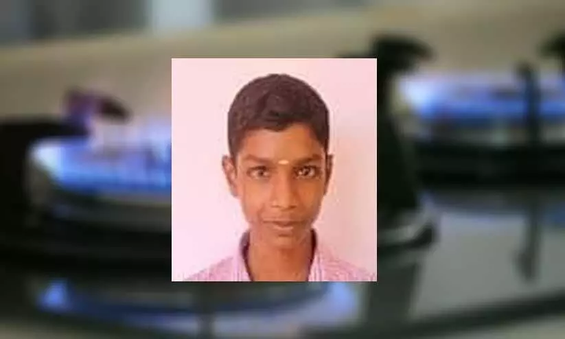 student who tried to light a fire in a gas stove with a kerosene lamp died of burns